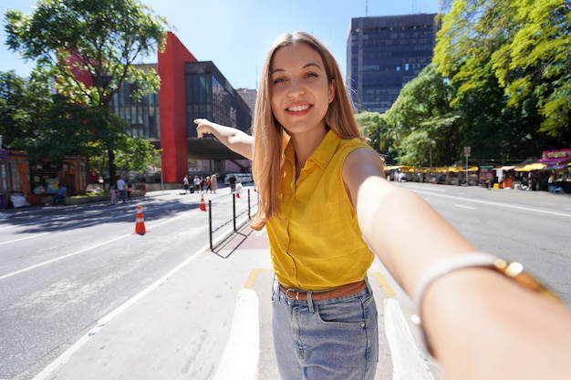 Reisen in Sao Paulo Brasilien Schönes lächelndes Mädchen nimmt Selbstportrait auf der Paulista Avenue Sao Paulo Brasilien