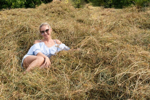 Reisen Mädchen glücklich Mode Porträt Sonnenbrille Feld Heu Landschaft für sexy Frau im Abenteuer für