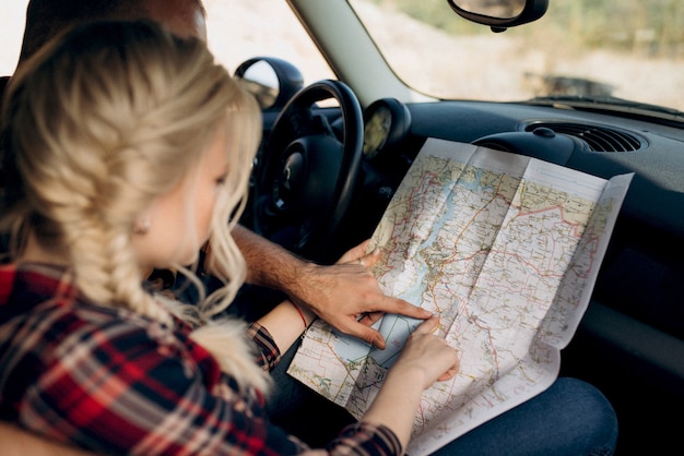 Reisen mit dem Auto eines jungen Paares aus einem Mann und einem Mädchen in karierten Hemden