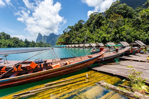 Reisen mit kleinen Booten, Ratchaprapha Staudamm in der Provinz Surat Thani.