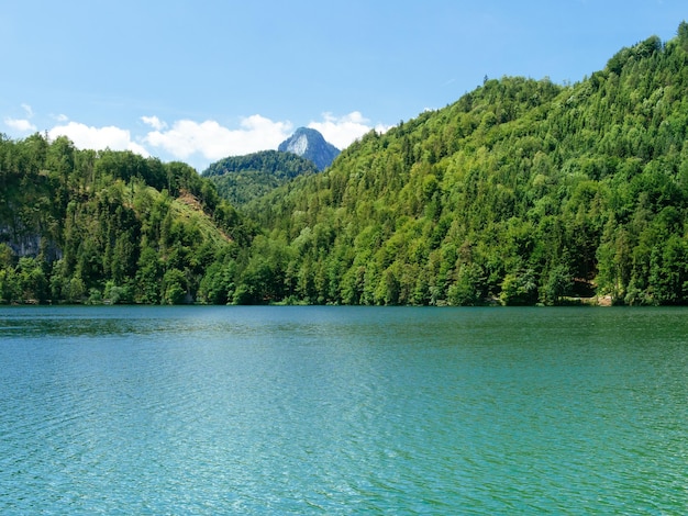 Reisen Sie auf einem Bergsee vor der Kulisse der Alpen, Bayern