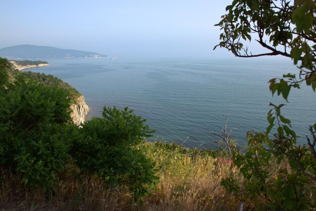 Reisen Sie entlang der Küste des Schwarzen Meeres. Schöne Aussicht von oben auf das endlose Meer, hohe Berge, blauer Himmel. Ein Sommertag