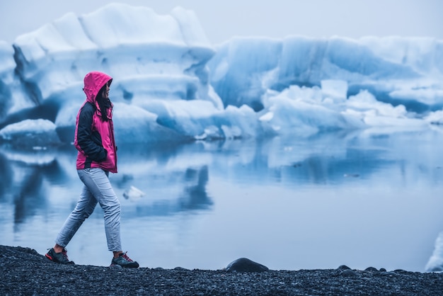 Reisen Sie in der Jokulsarlon-Gletscherlagune in Island.