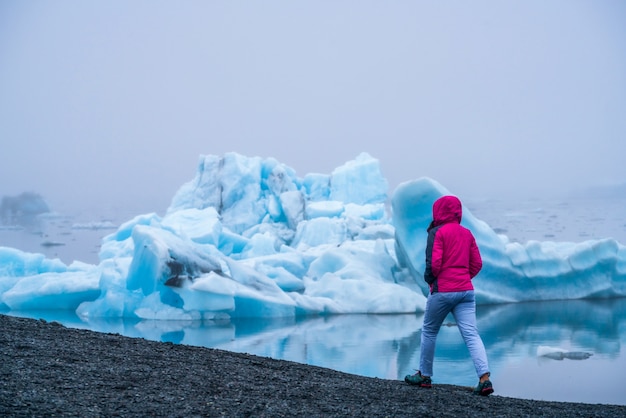 Foto reisen sie in der jokulsarlon-gletscherlagune in island.