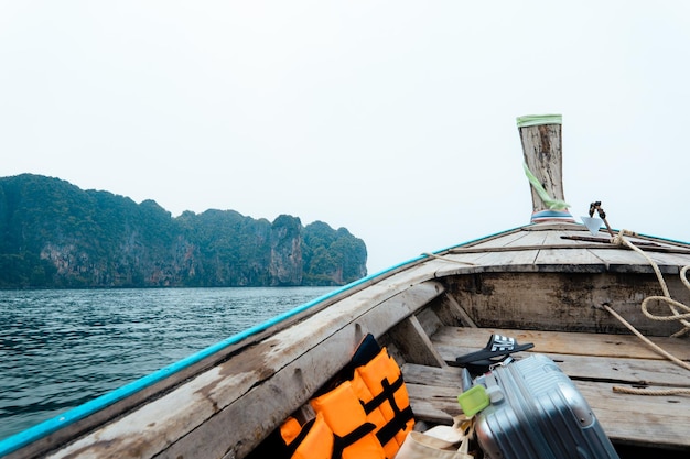 Reisen Sie Meer und felsige Berge in ThailandMeer und Boot