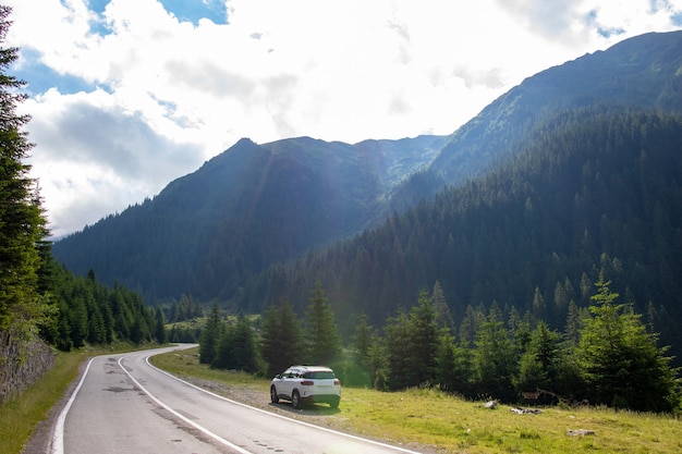 Reisen Sie mit dem Auto in die Berge. Die Berge Rumäniens. Transfagarasan