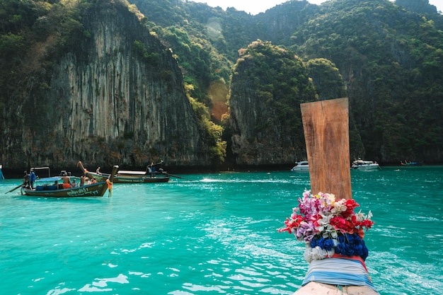 Reisen Sie mit dem Longtail-Boot auf den Phi Phi-Inseln