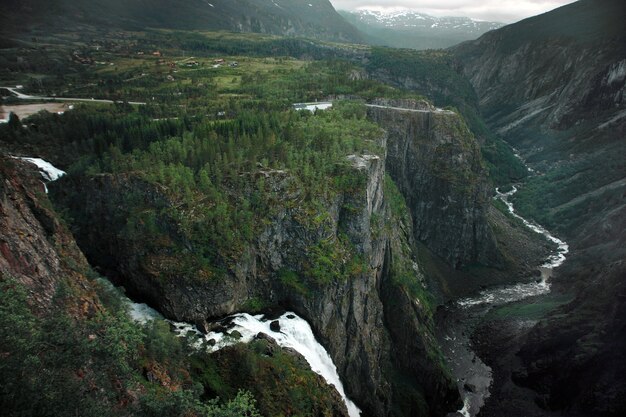 Reisen Sie nach Norwegen, Wasserfälle fließen aus den Bergen