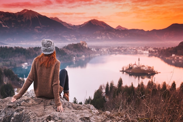 Reisen Sie Slowenien Europa Frau mit Blick auf den Bleder See mit Inselburg und Alpenberg