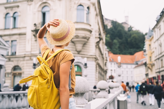 Reisen Sie Slowenien Europa junges Mädchen mit Rucksack auf der Triple Bridge im Herzen der Altstadt von Ljubljana?