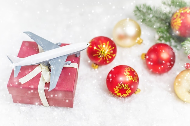 Reisen Sie zu Weihnachten. Flugzeug mit Weihnachtsdekor. Selektiver Fokus.Urlaub