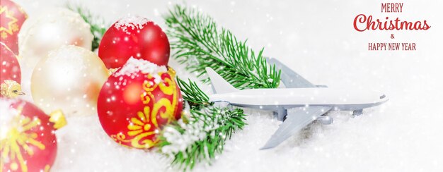 Reisen Sie zu Weihnachten. Flugzeug mit Weihnachtsdekor. Selektiver Fokus.Urlaub