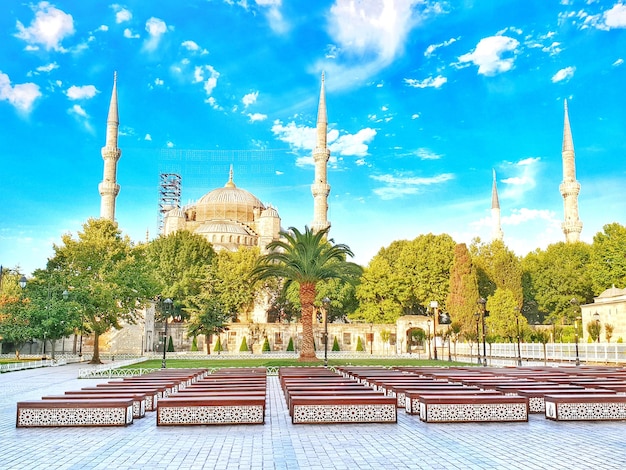 Reisen Sie zum Truthahnkonzept-Sommerplatz vor der Sultan-Ahmed-Blauen Moschee in Istanbul