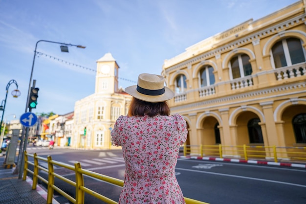 Reisende auf der Straße in der Altstadt von Phuket mit dem Bau von chinesisch-portugiesischer Architektur in der Altstadt von Phuket Phuket Thailand Reisekonzept