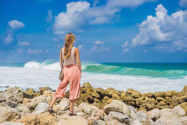 Reisende der jungen Frau auf erstaunlichem Melasti-Strand mit türkisfarbenem Wasser, Bali-Insel Indonesien