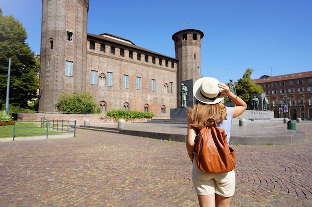 Reisende, die die Stadt Turin in Italien erkunden. Frau, die altes Wahrzeichen in Europa geht und entdeckt. Reiselebensstil. Sommerurlaub.