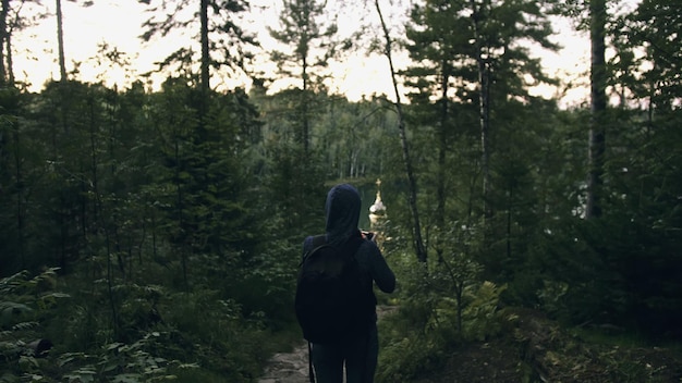 Reisende, die malerische Aussicht im Wald fotografieren Eine kaukasische Frau, die einen schönen magischen Blick schießt Mädchen nimmt ein Fotovideo auf einer spiegellosen DSLR-Kamera auf