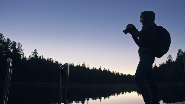 Reisende fotografieren malerische Aussicht im Wald Mädchen machen Fotovideos mit spiegellosen DSLR-Kameras