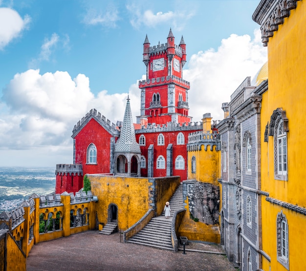 Foto reisende frau besuch des pena-palastes in sintra lissabon portugal