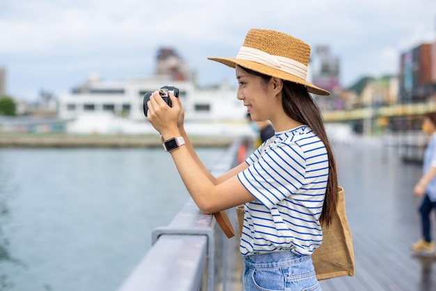 Foto reisende frau fotografiert in der stadt