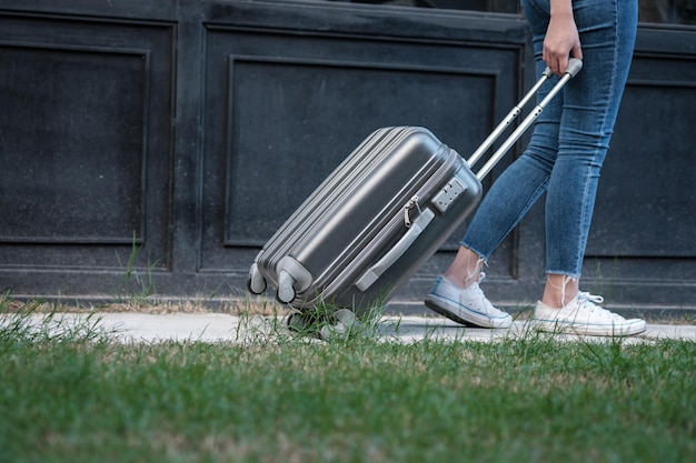 Reisende Frau mit Gepäck Tourist zu Fuß mit Koffern Reise-Lifestyle-Konzept