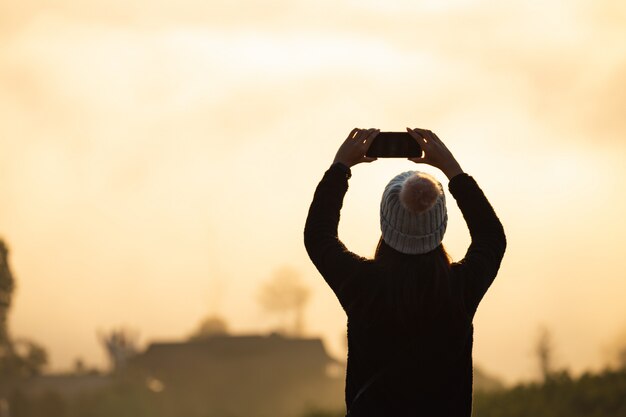 Reisende Frau mit Smartphone