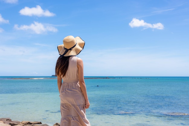 Reisende Frau schaut auf das Meer