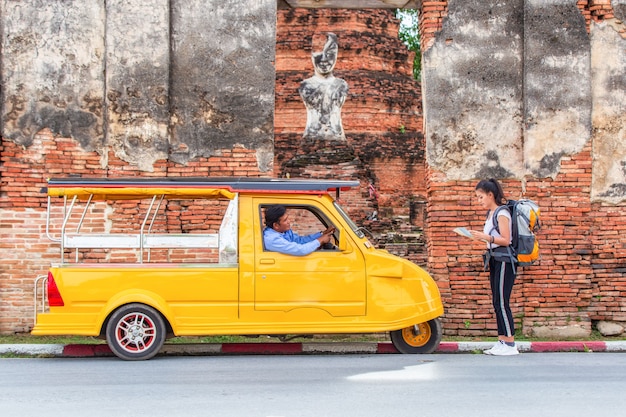 Reisende japanische Mädchen Hollding Karte Reiseabfrage für den Weg mit alten Mann Fahrertaxi oder Tuk Tuk Touring.