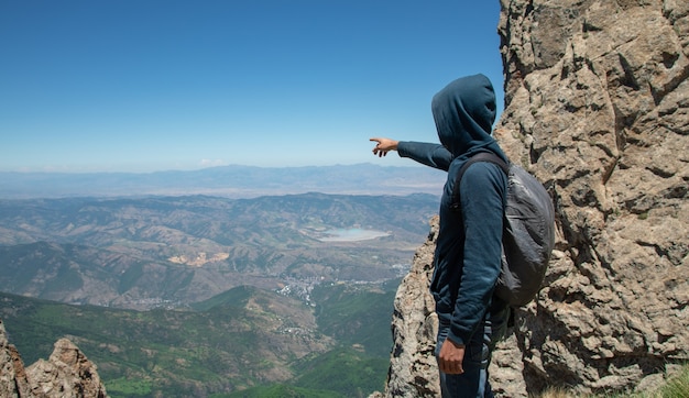 Reisende Mannshow stehend auf einem Felsen