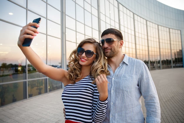 Reisende Paare, die Foto mit Mobiltelefon machen