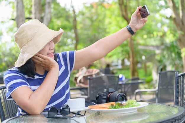 Reisende Selfie vor dem Frühstück