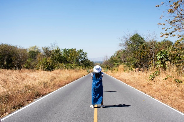 Reisende thailändische Frauen Menschen reisen reisen besuchen und posieren Porträt für ein Foto auf der Landstraße Straße im Wald auf Khao Phraya Doen Thong Berg in Phatthana Nikhom Stadt in Lopburi Thailand