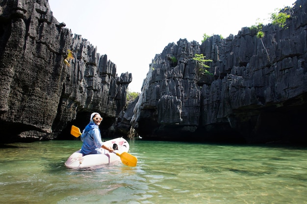Reisende thailändische Frauen paddeln Kanuboot der lokalen Ausflugstour im Meer Ozeanreisen besuchen die Steininsel Ko Khao Yai und Prasat Hin Pan Yod im Nationalpark Mu Ko Petra in Pak Bara in La ngu von Satun Thailand