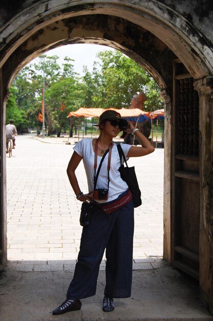 Reisende thailändische Frauen reisen besuchen Porträt posieren für ein Foto im König Kaiser Dinh Tien Hoang Tempel und Nhat Tru Pagode der alten Hauptstadt Hoa Lu in Truong Yen in Ninh Binh in Hanoi Vietnam