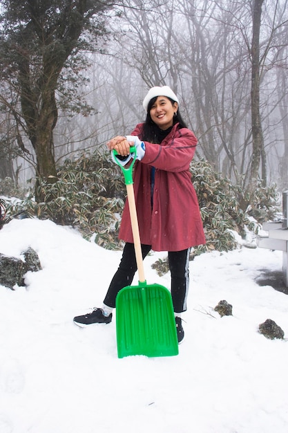 Reisende thailändische Frauen reisen besuchen, posieren Porträt und schaufeln Schnee im Wald auf dem Vulkan Hanla Mountain oder dem Berg Halla im Hallasan-Nationalpark auf der Insel Jeju in Jejudo Südkorea