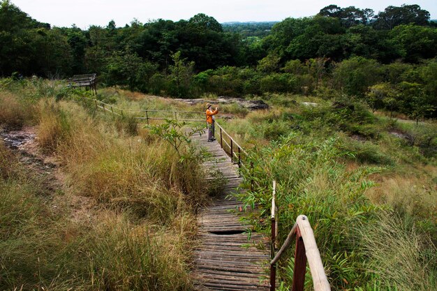 Reisende thailändische Frauen reisen besuchen Ruhe entspannen und wandern trekking Trail und fotografieren am Aussichtspunkt Rock Mountain Forest von Khao Lon Adventure Point in Sarika in der Provinz Nakhon Nayok Thailand