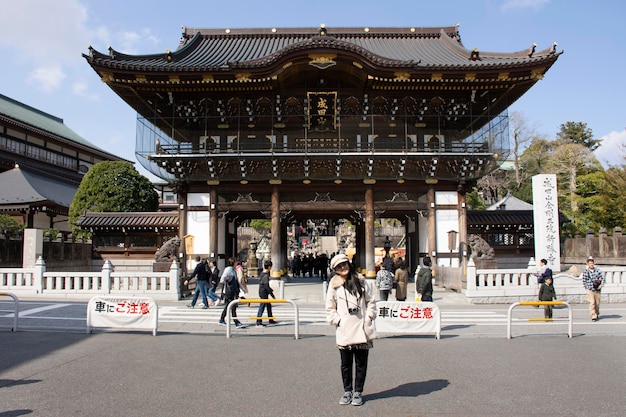 Reisende thailändische Frauen reisen, besuchen und porträtieren, um am 31. März 2019 in Tokio, Japan, ein Foto mit dem Bau des Naritasan-Shinshoji-Tempels der Stadt Narita in der Präfektur Chiba zu machen