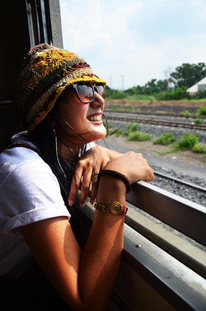 Reisende thailändische Frauen sitzen auf der Eisenbahn für Reiseforscher und Porträtposen, um ein Foto am Fensterzug zu machen, gehen zum Zielreisebesuch Phra Nakhon si Ayutthaya aus Bangkok Thailand