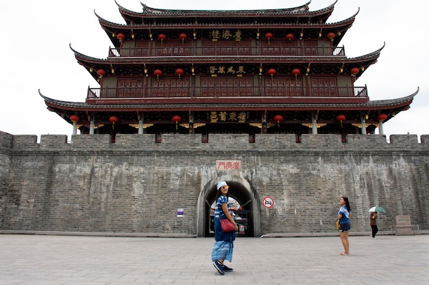 Reisende thailändische Frauen stehen und posieren für ein Foto mit der Guangji- oder Xiangzi-Brücke, die den Han-Fluss in der Stadt Teochew oder Chaozhou am 8. Mai 2018 in Guangdong China überquert