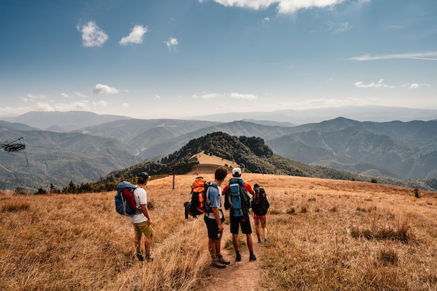 Reisende Wandergruppe mit Rucksäcken Wandern in den Bergen Sonnige Landschaft Touristischer Reisender Nationalpark Velka Fatra Slowakei