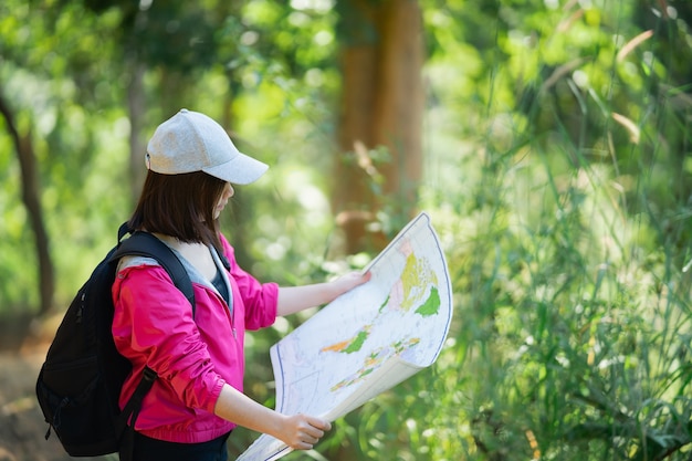 Foto reisende wandern, frauen lesen karte und reisen im wald