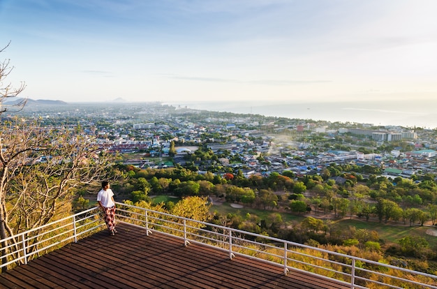 Reisender auf Aussichtspunkt Hua Hin Stadt bei Sonnenaufgang schöne Landschaft Stadt Meer in der Provinz Prachuap Khiri Khan in Thailand?