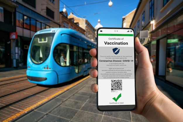 Reisender besitzt ein Impfpasszertifikat, um den COVID-19-Impfstatus zu zeigen