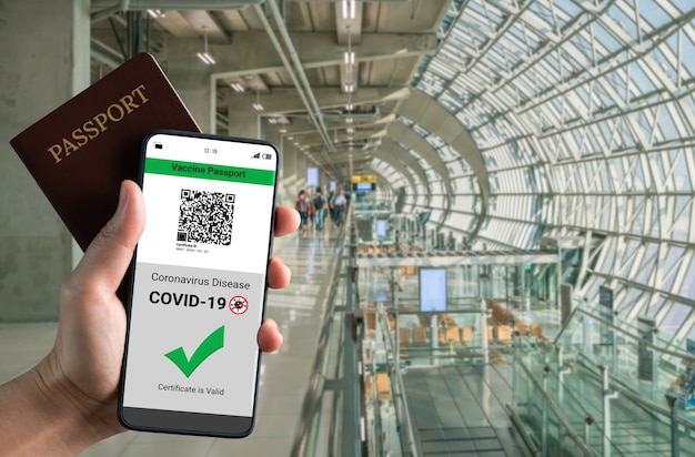 Reisender besitzt ein Impfpasszertifikat, um den COVID-19-Impfstatus zu zeigen