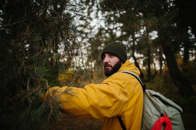 Reisender, der durch den Wald gehtxAxA