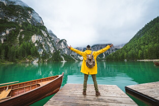 Reisender, der einen Alpensee bei Braies, Italien besucht