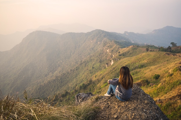 Reisender der jungen Frau, der schöne Landschaft betrachtet