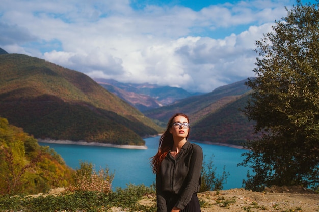 Reisender der jungen Frau im Zhinvali-Reservoir