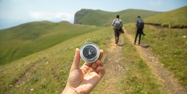 Foto reisender, der kompass im naturhintergrund hält