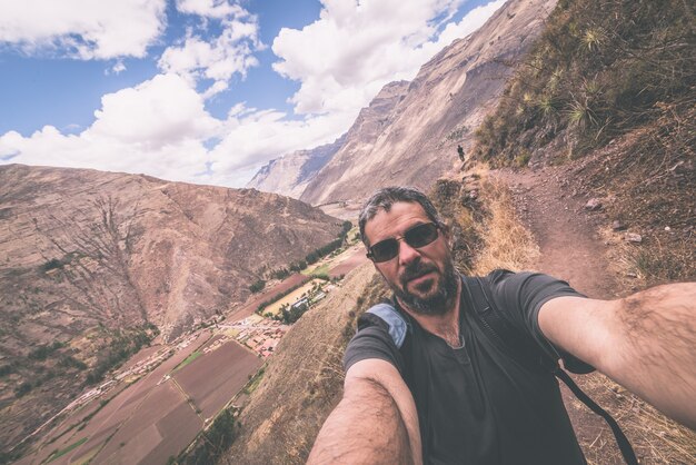 Reisender, der selfie im heiligen Tal des Inkas, Peru nimmt